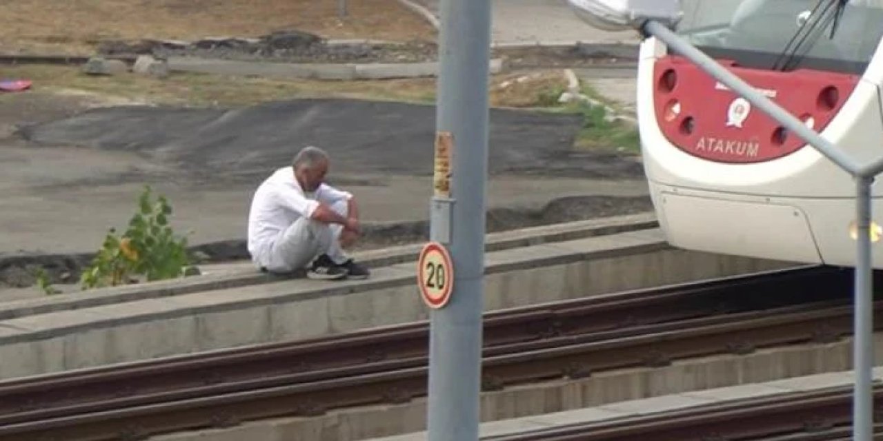Samsun'da ilginç anlar: Tramvay üst geçidine çıkıp...