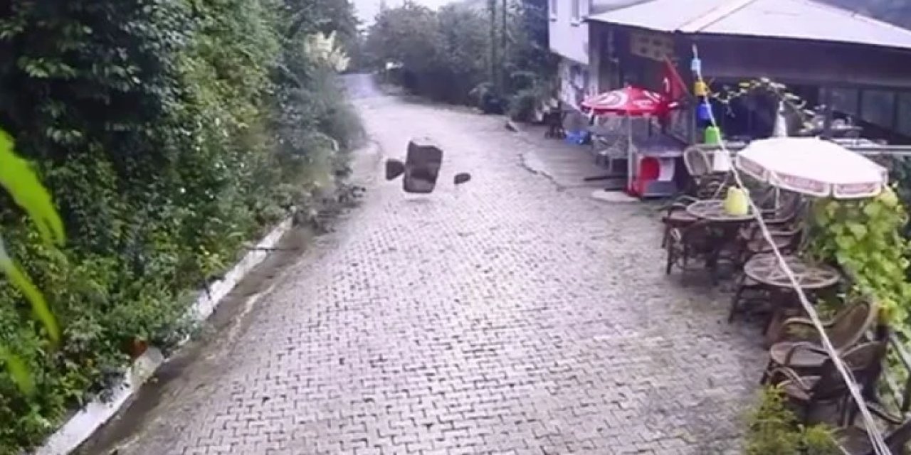 Artvin'de heyelan anı kamerada