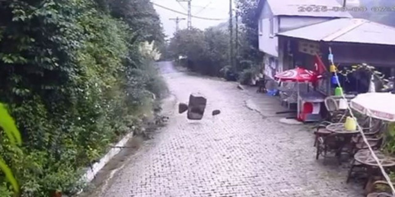 Artvin'de heyelan anı kamerada! Kayalar işletmeye ramak kala durdu