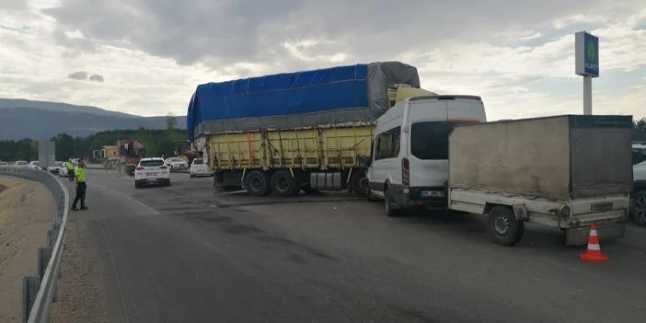 Tokat'ta işçileri taşıyan minibüs kamyonla çarpıştı: 8 yaralı var