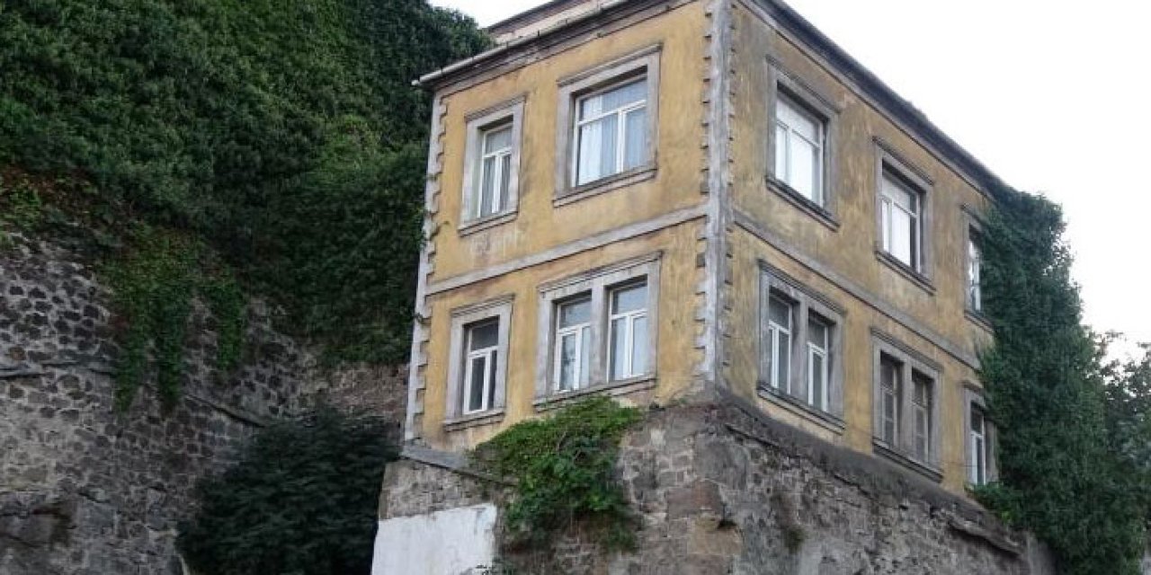 Trabzon'un tarihi surlarındaki evler zamana direniyor