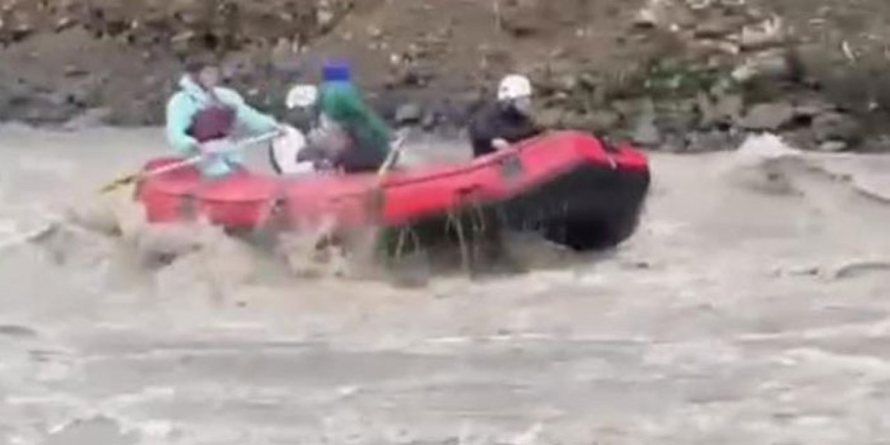 Rize’de selin ortasında rafting keyfi