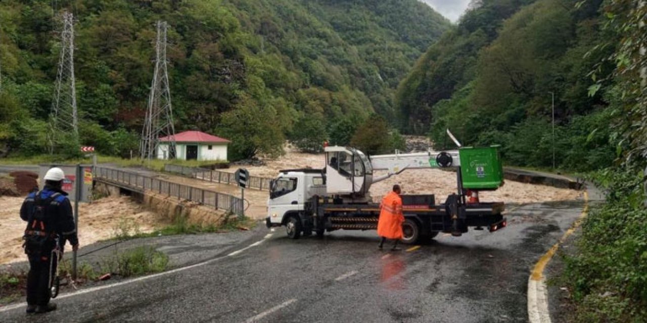 Trabzon’da sel felaketi sonrası yoğun çalışma! 75 personel 35 araç