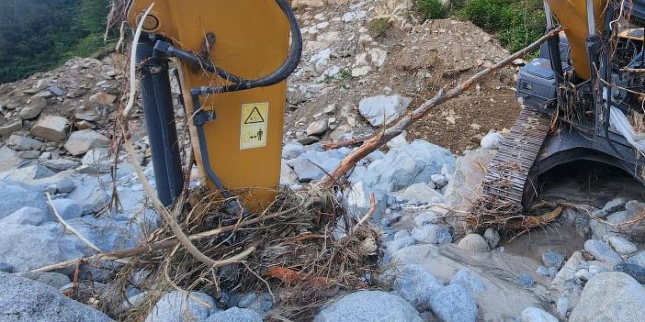Rize'deki sel ve heyelanlar sonrası 4 gündür yolu kapalı olan köye ulaşım sağlandı