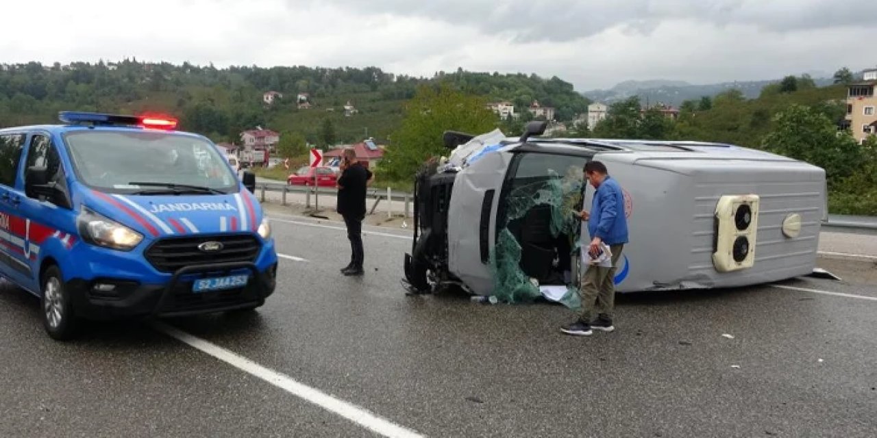 Ordu'da hasta nakil aracı devrildi: Sürücü yaralandı
