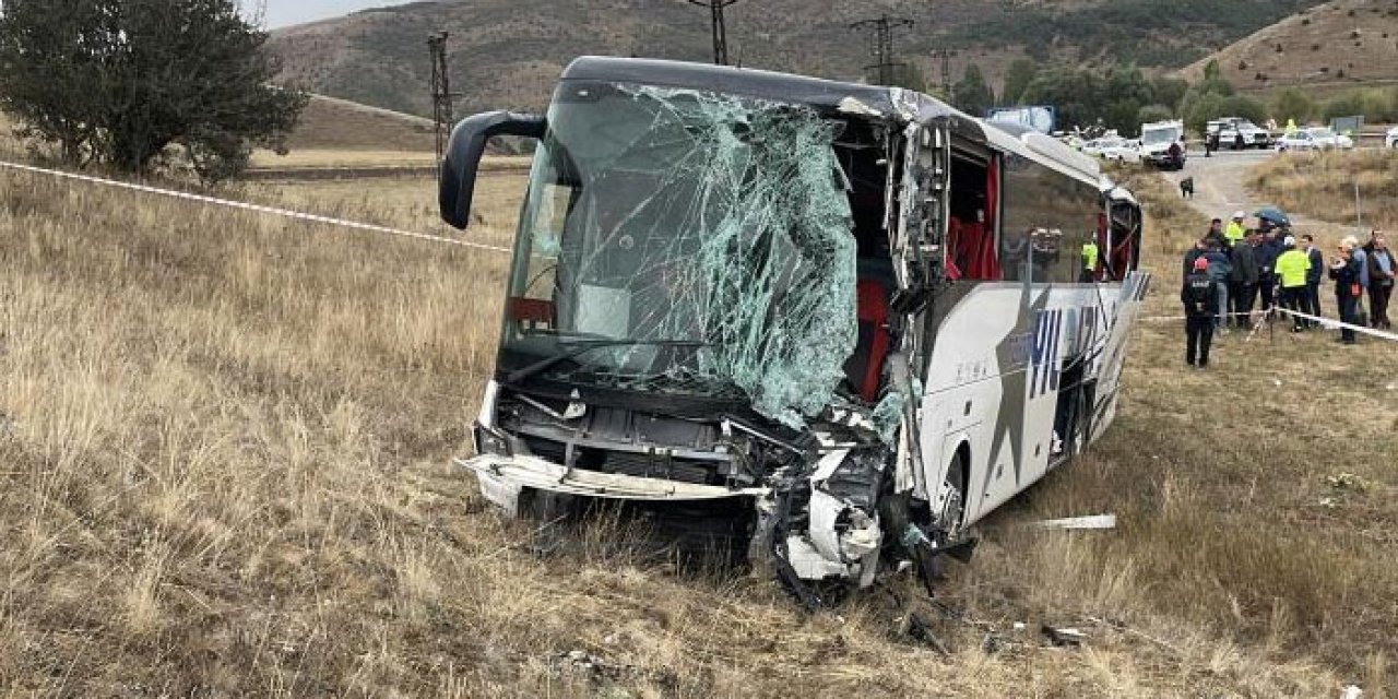 Sivas'ta feci otobüs kazası! 3'ü ağır 18 yaralı