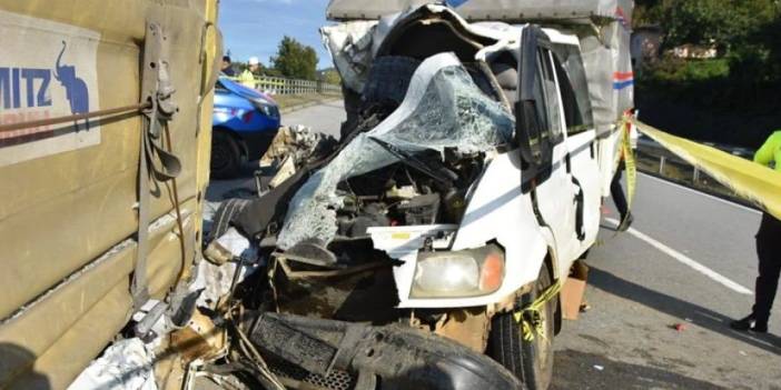 Trabzon'dan Giresun'a gidiyordu! Minibüs tıra çarptı: Ölü ve yaralılar var