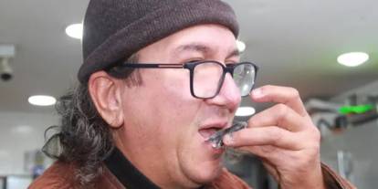 Karadeniz ilinde fiyat düştü! Sevinçten hamsiyi çiğ yedi