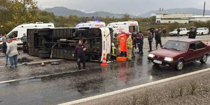 Bartın'da işçi servisi devrildi! Ölü ve yaralılar var