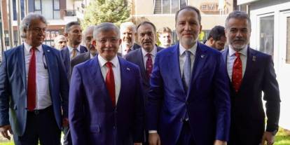 İki siyasi parti dirsek temasında! Birleşme iddialarına yeşil ışık