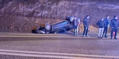 Gümüşhane'de kayalar yola düştü! Trabzon plakalı araç takla attı: 2 yaralı var