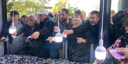 Hamsi bedavadan biraz pahalı olursa! 2 saatte 3 ton satıldı