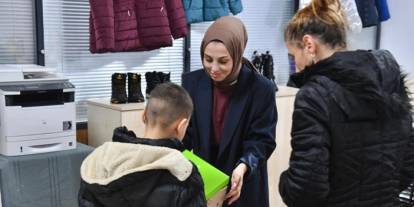 Ortahisar Belediyesi'nden çocuklara bot ve mont desteği