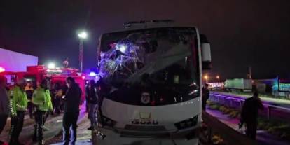 Amasya'da zincirleme trafik kazası! 12 mahkum, 9 jandarma, 2 şoför yaralı