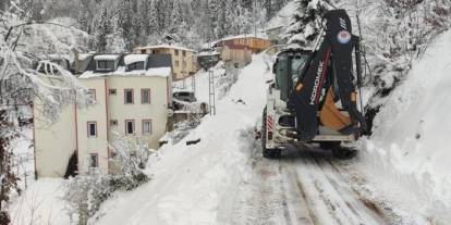 Trabzon'da belediye ekiplerinin karla mücadelesi başladı