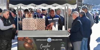 Trabzon'da Ortahisar Belediyesi'nden ücretsiz çay ve kek ikramı