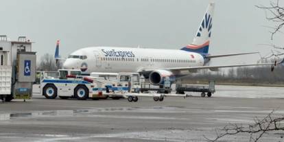 Samsun'da yolcu uçağı kalktığı sırada martı sürüsüne çarptı!