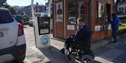 Ortahisar Belediyesi’nden engelli bireyler için akülü sandalye şarj istasyonu