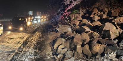 Artvin'de kayalar yola düştü: Borçka-Hopa kara yolu ulaşıma kapandı