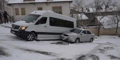 Gümüşhane’de kar ve buzlanma kazaları beraberinde getirdi