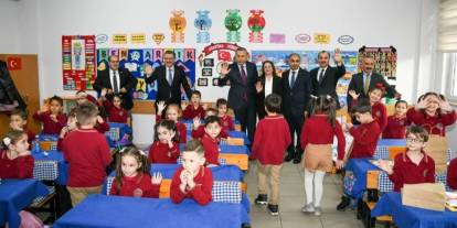 Trabzon'da Başkan Ahmet Metin Genç öğrencilerin karne sevincine ortak oldu