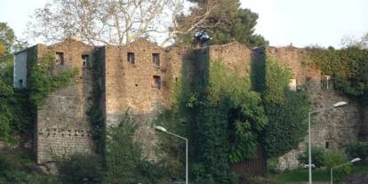 Trabzon’un kalbi kilitli: Güzelhisar Kalesi davalar arasında çürümeye terk edildi