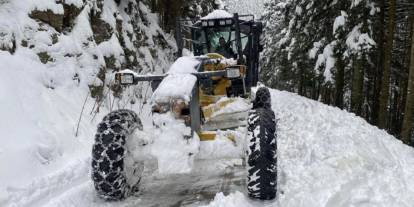 Trabzon'da kar mesaisi: 70 köy yolu kapalı, 122 personel ve 100 iş makinesi sahada