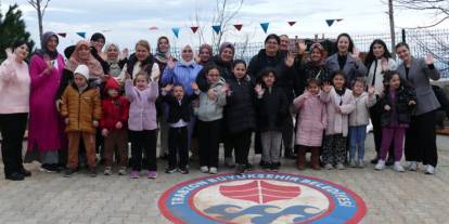 Trabzon'da çocuklar Çilekli Düşler Köyü'ne akın ediyor