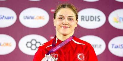 Trabzon Büyükşehir'in sporcusu Beyzanur Akkuş U20 Avrupa Güreş Şampiyonası’nda şampiyon