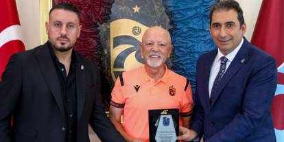Trabzonspor'da Asbaşkan Zeyyat Kafkas'tan Mehmet Zeki Altıntaş’a teşekkür plaketi