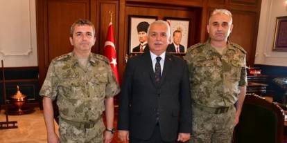 Trabzon Valisi Aziz Yıldırım görev değişimi yapan komutanları kabul etti