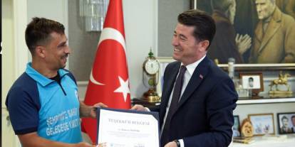 Başkan Kaya örnek davranış sergileyen personele teşekkür belgesi verdi