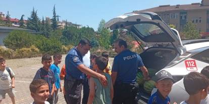Ekip otosunda bu kez karpuz vardı: Trabzon'da polislerden miniklere tatlı sürpriz