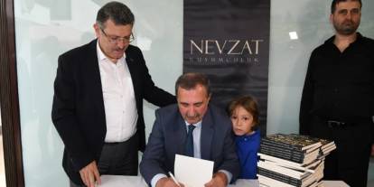 Nevzat Şakar "Trabzon Kuyumculuk Tarihi ve Portreler" kitabını imzaladı
