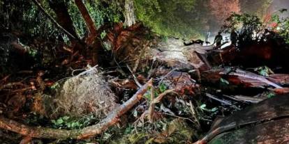 Rize'de şiddetli sağanak sonrası heyelan! Yol ulaşıma kapandı