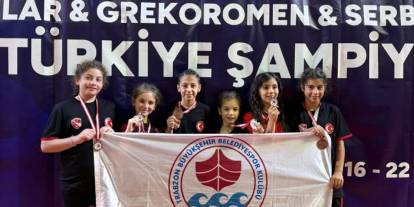 Trabzon Büyükşehir'in güreşçileri Sivas'tan madalya ile döndü