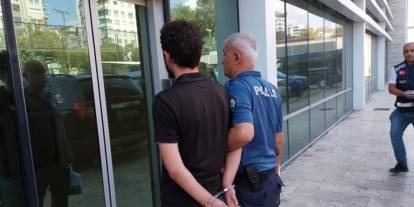 Samsun'da kendisini uyaran bekçilere saldırdı