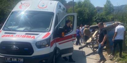 Fındık işçilerini taşıyan traktör devrildi! 8 yaralı