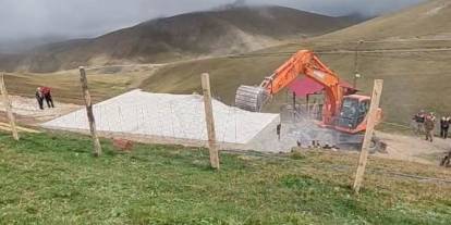 Gümüşhane yaylalarında kaçak yapıların yıkımı kararlılıkla sürüyor