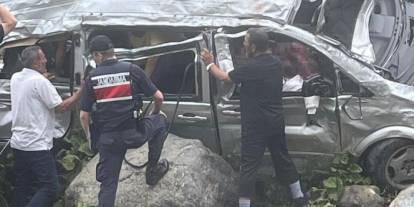 Trabzon'da minibüs dere yatağına yuvarlandı! 2 ölü 4 yaralı
