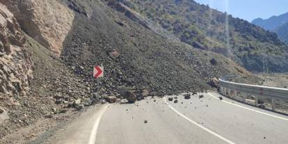 Artvin'de heyelan! Yol tamamen kapandı