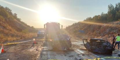 Karabük'te kafa kafaya çarpışan iki otomobil alev aldı! 3 ölü 5 yaralı