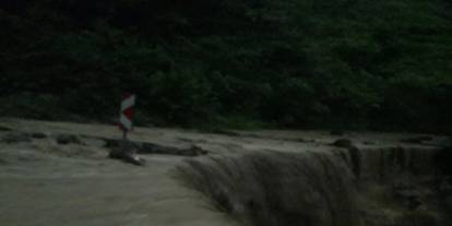Trabzon'daki şiddetli yağış sonrası o yol ulaşıma kapandı!