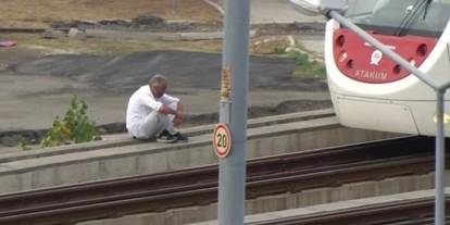 Samsun'da ilginç anlar: Tramvay üst geçidine çıkıp...