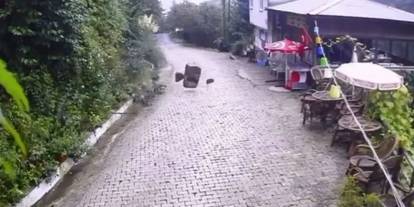 Artvin'de heyelan anı kamerada