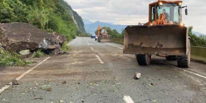 Heyelan nedeniyle kapanmıştı! Karadeniz Sahil Yolu ulaşıma açıldı