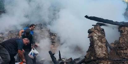 Artvin'de ev ahır ve samanlık alevler içinde kaldı