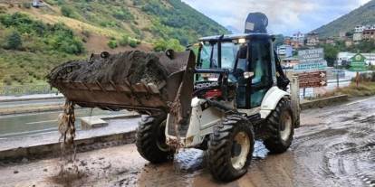 Trabzon'u sağanak vurdu! 4 ilçede heyelan
