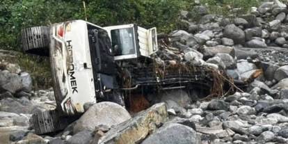 Rize'de tonlarca ağırlıktaki iş makineleri sele kapıldı