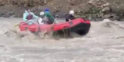 Rize’de selin ortasında rafting keyfi